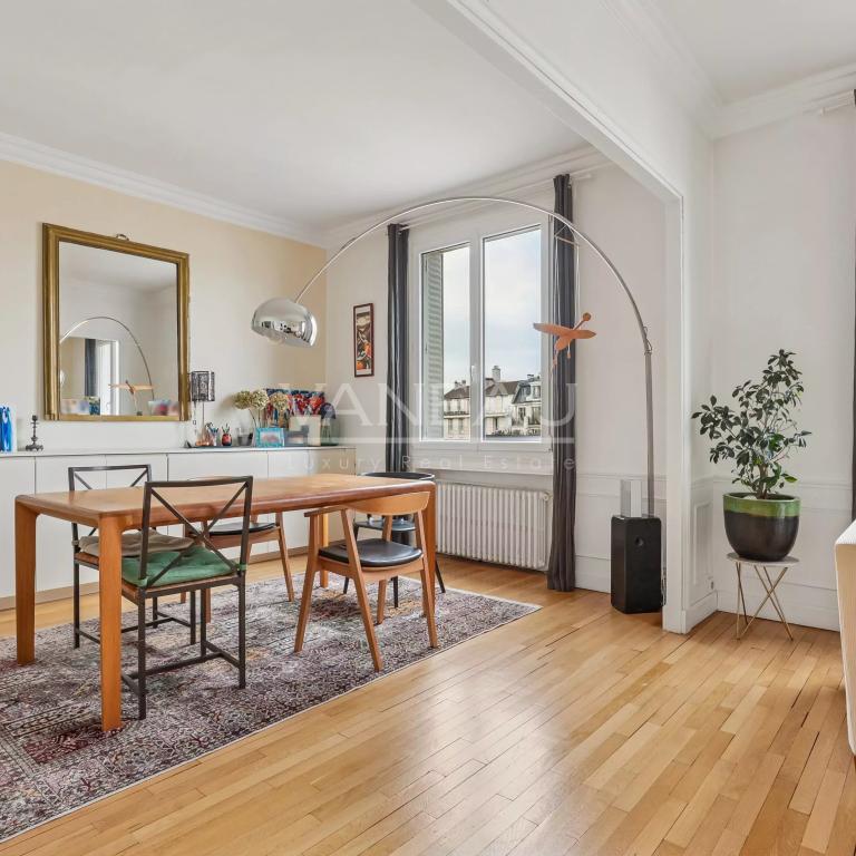Paris XVIe - Auteuil Sud - Appartement familial quatre chambres en étage élevé. Vue Dégagée.