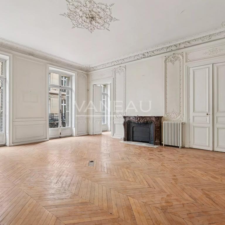 Paris VIII - Triangle d'or - Appartement de caractère traversant avec balcon