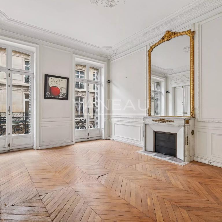 Paris VIII - Triangle d'or - Appartement de caractère traversant avec balcon