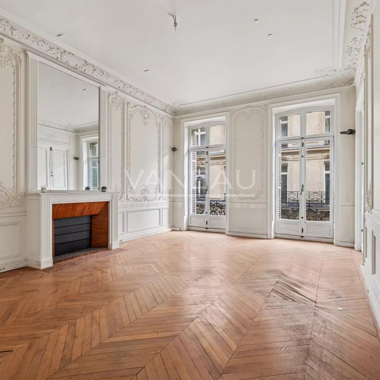 Paris VIII - Triangle d'or - Appartement de caractère traversant avec balcon