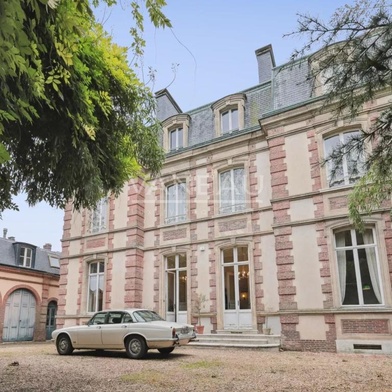 Évreux (27) - Magnifique propriété. Domaine sur parc arboré de 2200 m² -