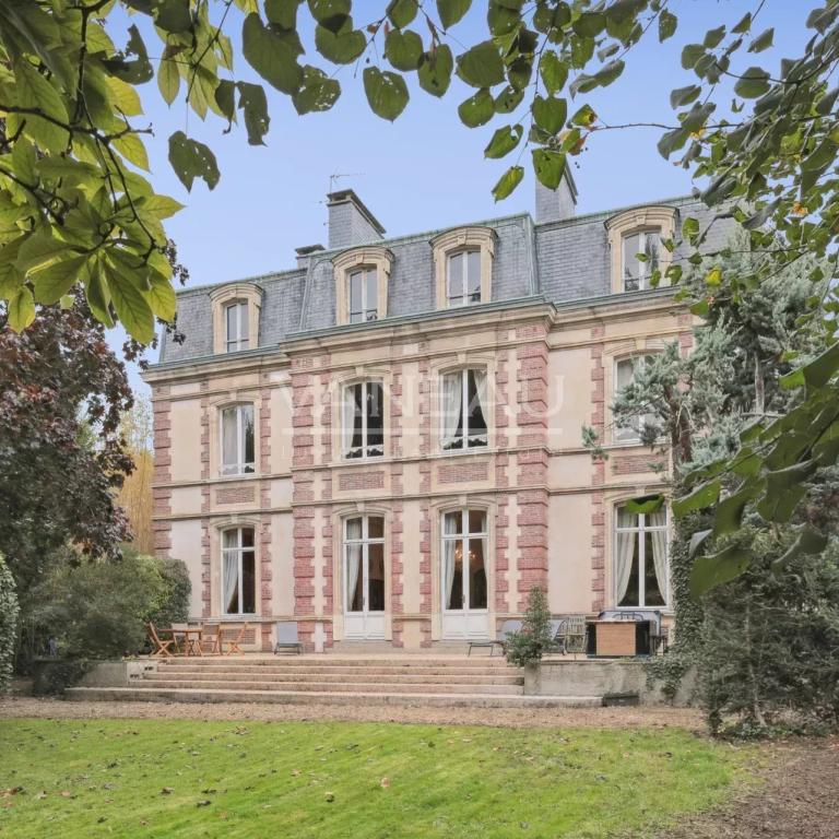 Évreux (27) - Magnifique propriété. Domaine sur parc arboré de 2200 m² -