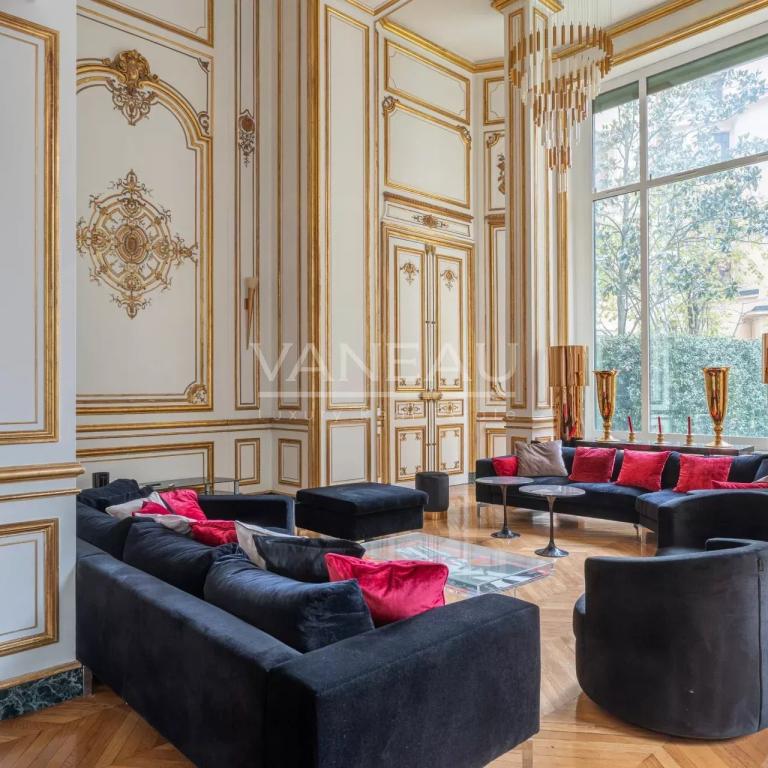 Paris XVIe - OCDE - Spectaculaire appartement de réception alliant faste et volumes exceptionnels.