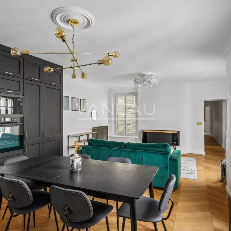 Paris VIe - Proche Luxembourg - Appartement refait de deux chambres au 3eme étage