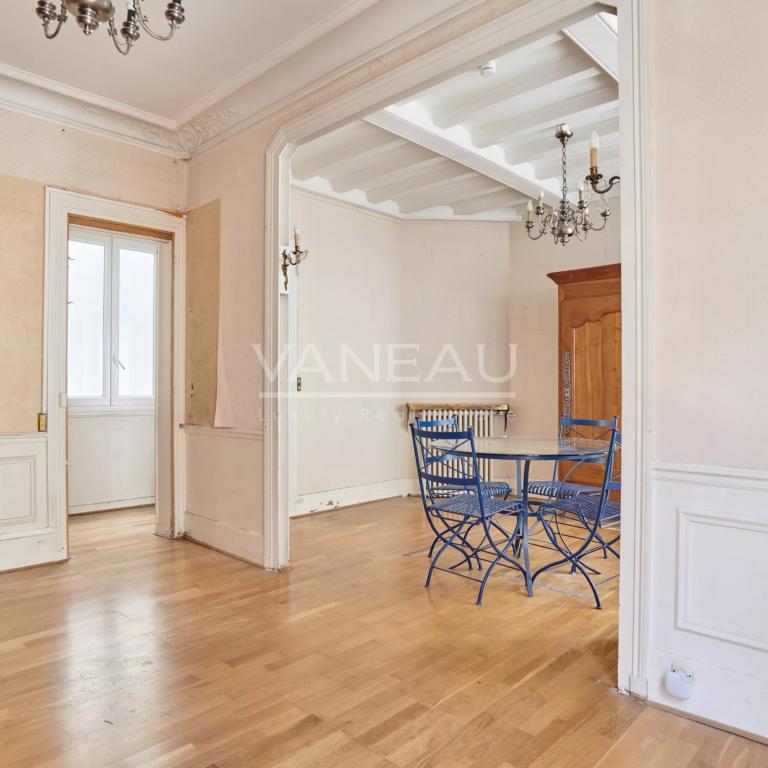 PARIS XVe : Appartement trois pièces de charme à rénover