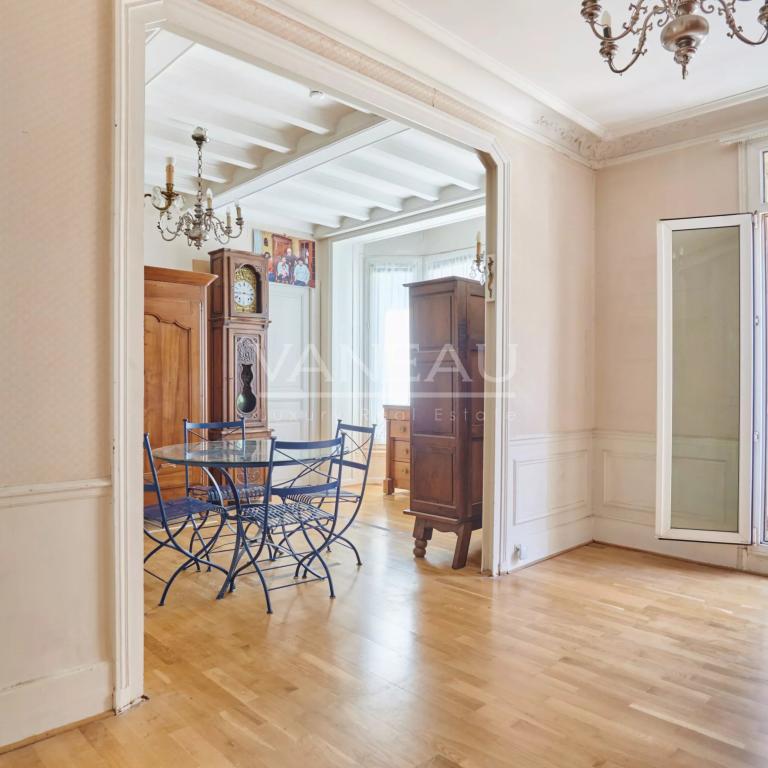 PARIS XVe : Appartement trois pièces de charme à rénover