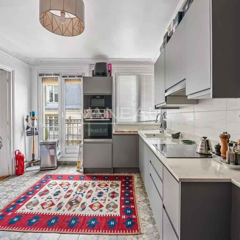 Paris VIIIe - Boissy d'Anglas - Appartement deux chambres en étage élevé avec balcon filant.