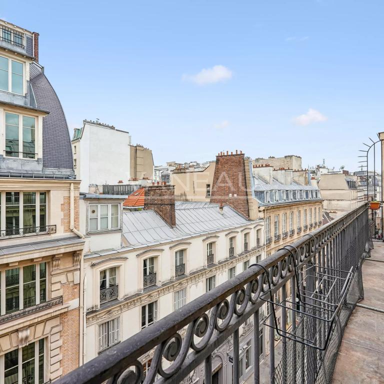 Paris VIIIe - Boissy d'Anglas - Appartement deux chambres en étage élevé avec balcon filant.