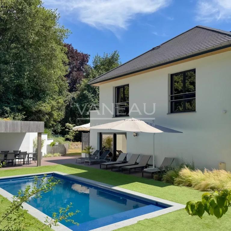 VILLA CONTEMPORAINE SUR TERRAIN DE ± 27 ARES AVEC PISCINE