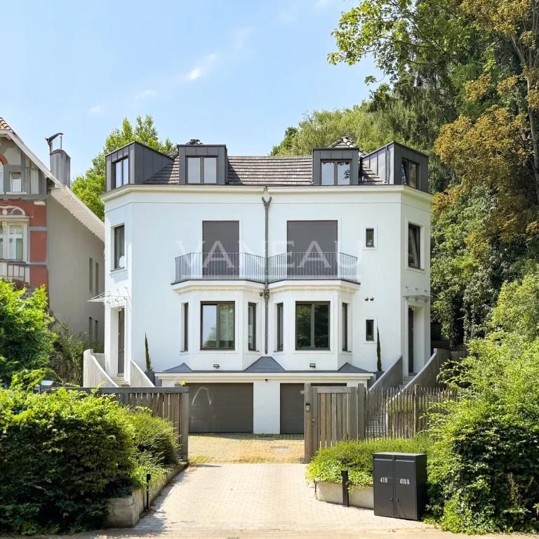 SPLENDIDE VILLA NEUVE DE ± 690 M² BRUTS AVEC JARDIN & PISCINE