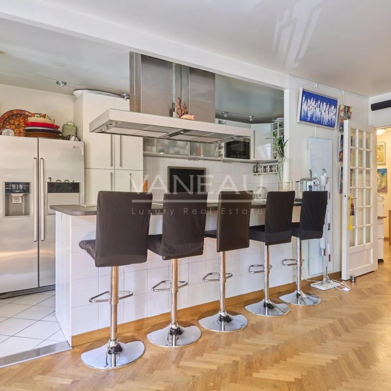 Paris XV - Cambronne : Appartement quatre pièces avec terrasse et balcon