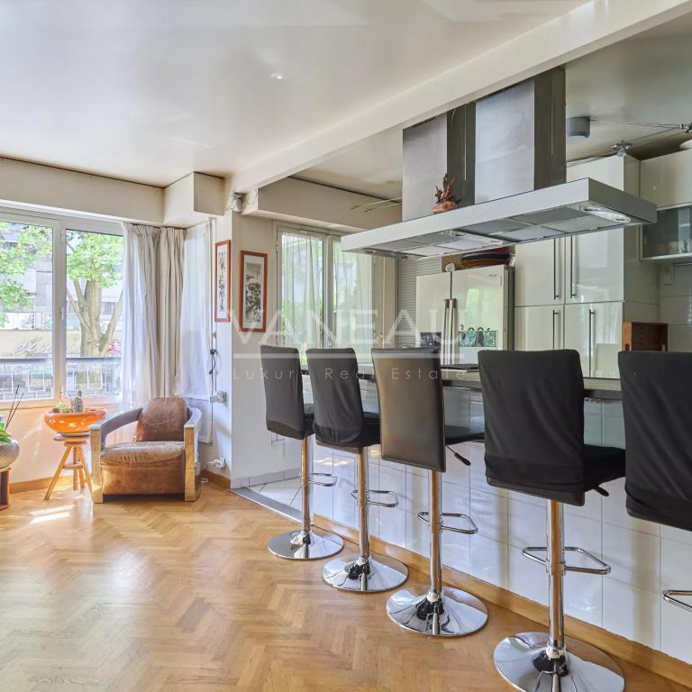 Paris XV - Cambronne : Appartement quatre pièces avec terrasse et balcon