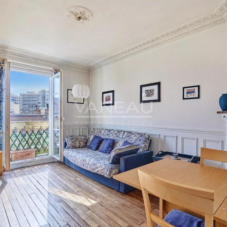 Paris XVe  Javel - Saint Charles -  Etage élevé avec balcons.