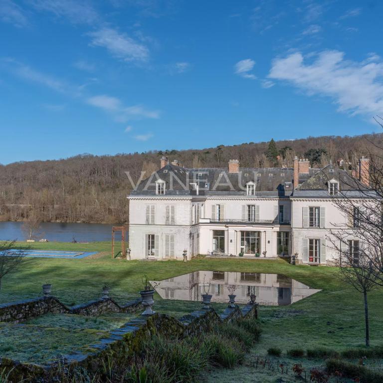 En bord de Seine, à proximité immédiate de Fontainebleau