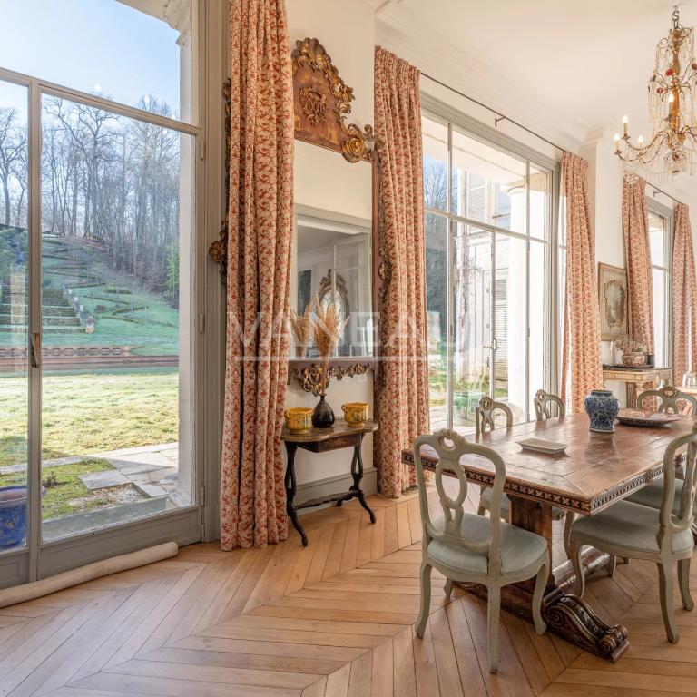 En bord de Seine, à proximité immédiate de Fontainebleau