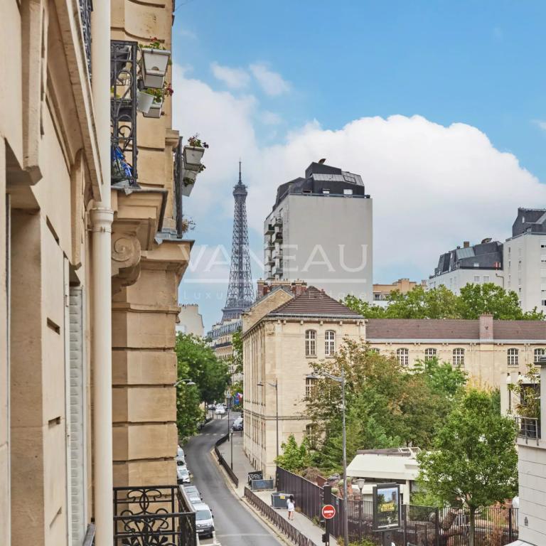 PARIS XVe - Cambronne / Commerce : spacieux deux pièces rénové