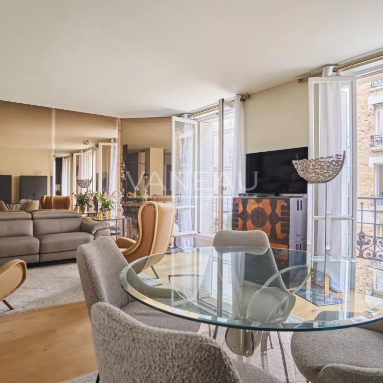 PARIS XVe - Cambronne / Commerce : spacieux deux pièces rénové