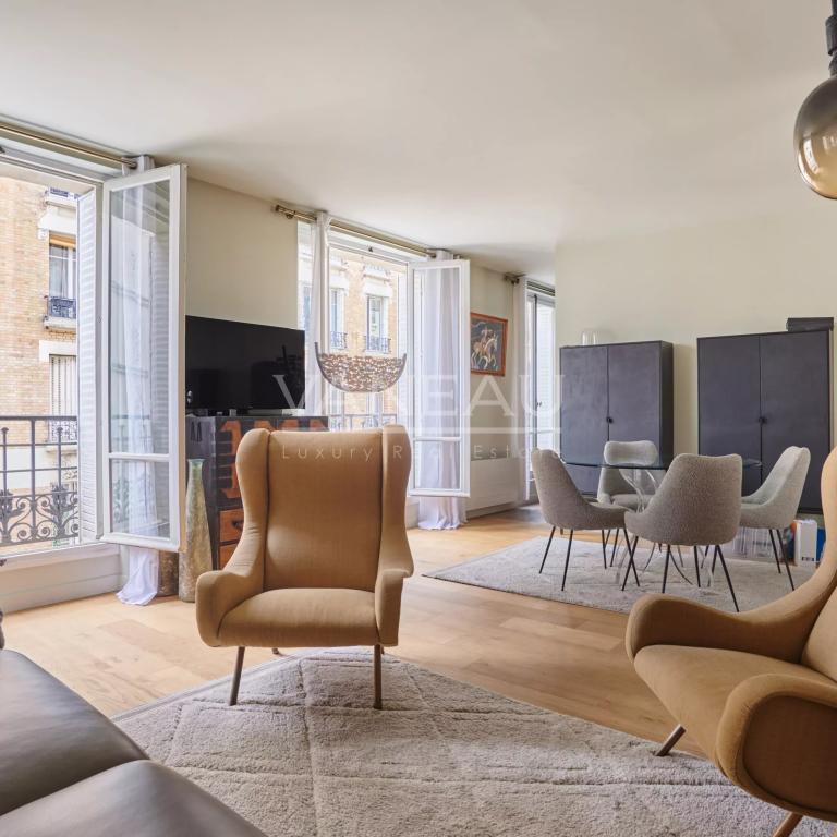 PARIS XVe - Cambronne / Commerce : spacieux deux pièces rénové
