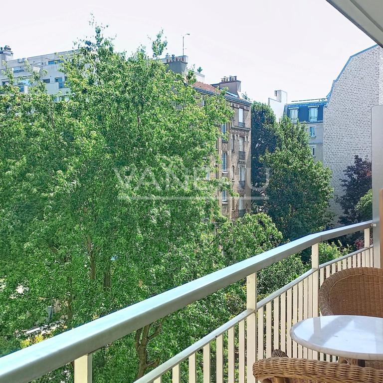PARIS XVI - GRAND STUDIO MEUBLE avec balcon - RUE DE L'YVETTE