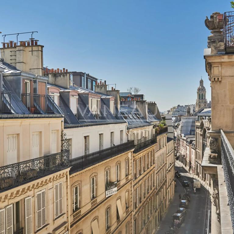 Dernier étage par ascenseur - 3.10m de hauteur sous plafond – balcon filant -