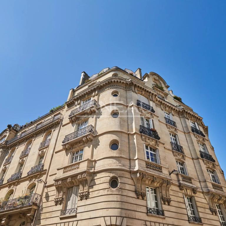 Dernier étage par ascenseur - 3.10m de hauteur sous plafond – balcon filant -