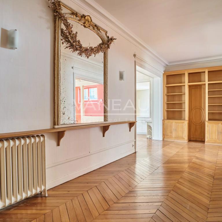 Dernier étage par ascenseur - 3.10m de hauteur sous plafond – balcon filant -