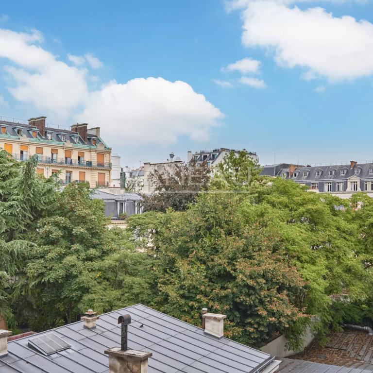 Appartement familial lumineux traversant cour et jardin -