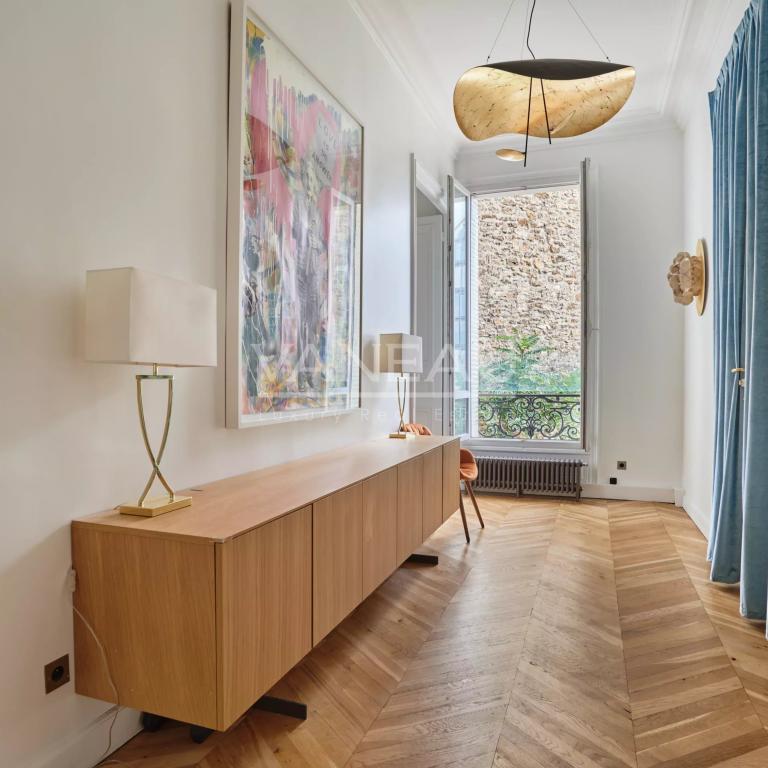 Paris VIIIe - Entre le parc Monceau et les Champs Elysées- Appartement rénové et climatisé.