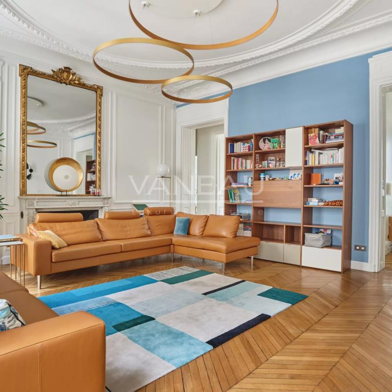 Paris VIIIe - Entre le parc Monceau et les Champs Elysées- Appartement rénové et climatisé.