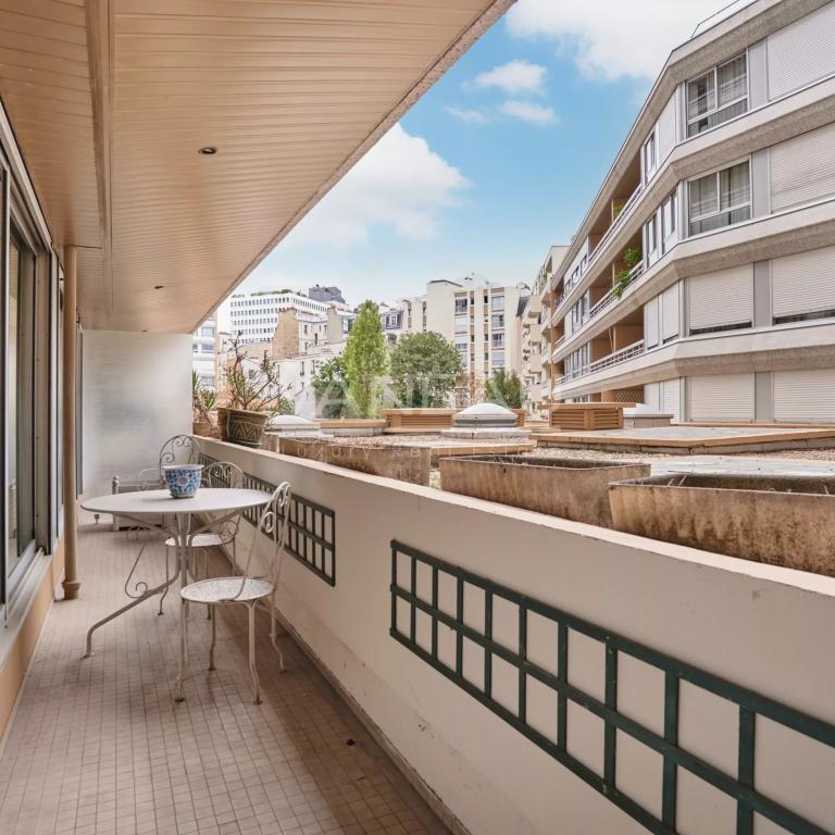 Paris XVe - Cambronne - Appartement quatre pièces avec balcon