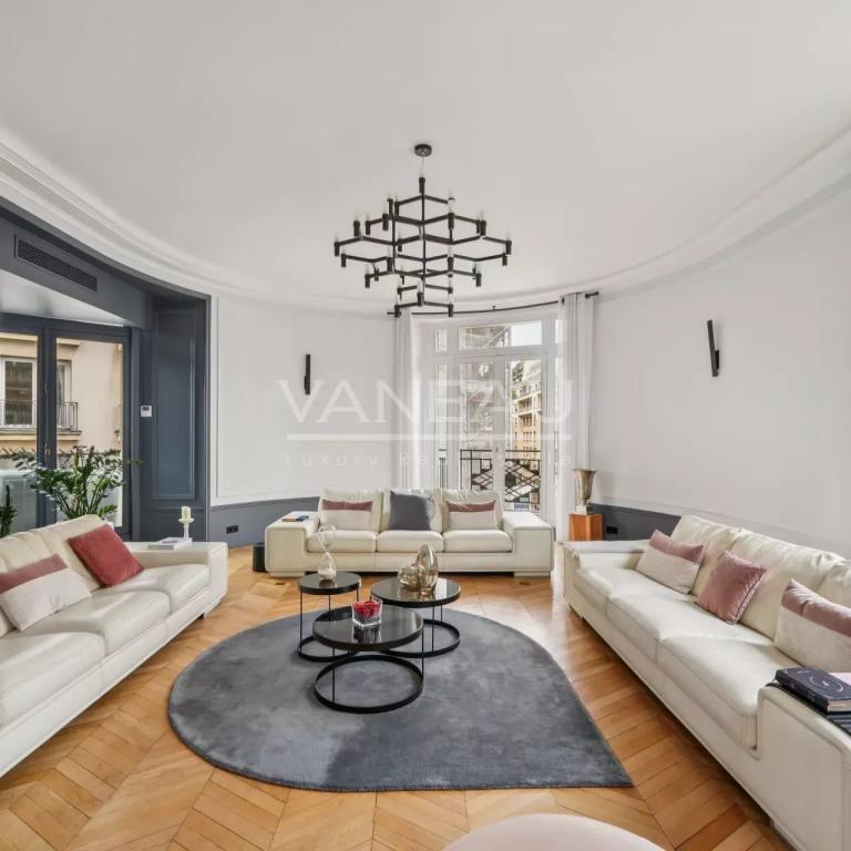 Paris XVIe - Muette - Appartement familial lumineux aux superbes volumes
