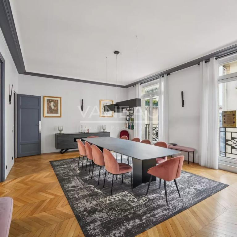Paris XVIe - Muette - Appartement familial lumineux aux superbes volumes