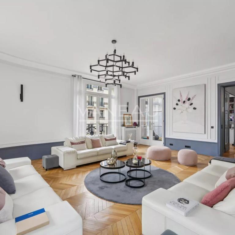 Paris XVIe - Muette - Appartement familial lumineux aux superbes volumes