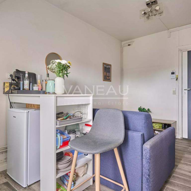 Vavin - Ensemble de trois chambres de service offrant 23,11 m² Loi Carrez et 28,38 m² au sol