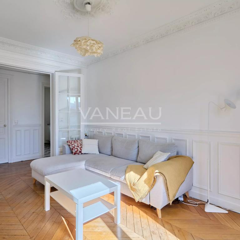 PARIS XVe - Appartement trois pièces charme ancien