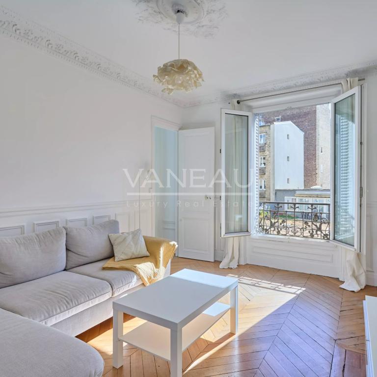PARIS XVe - Appartement trois pièces charme ancien