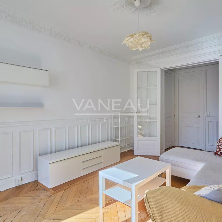 PARIS XVe - Appartement trois pièces charme ancien