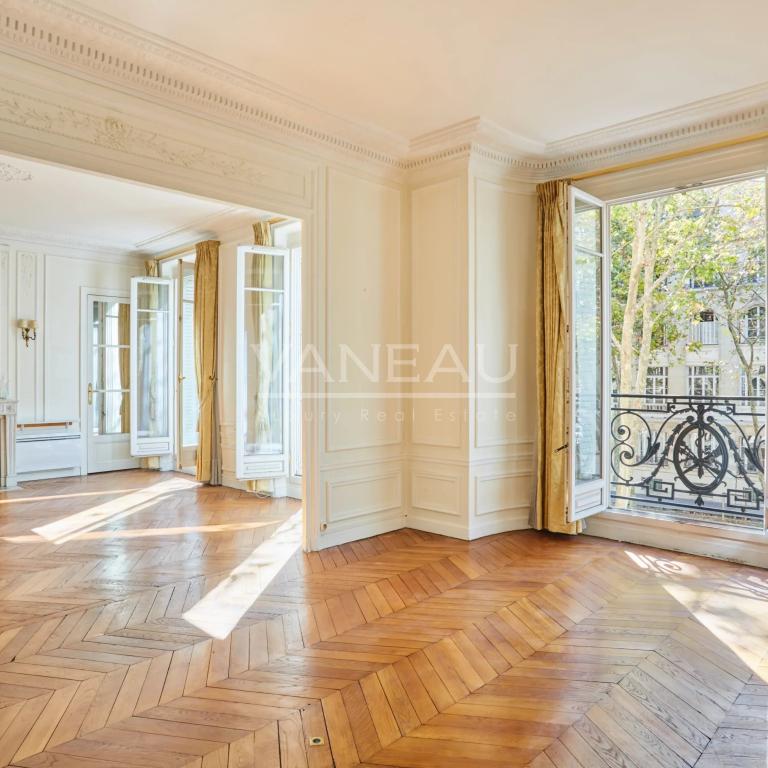 PARIS VII - Suffren / Ségur : Appartement familial aux beaux volumes