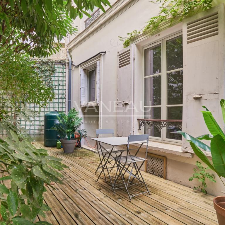 PARIS XVe - CAMBRONNE : Charmante maison avec cour arborée