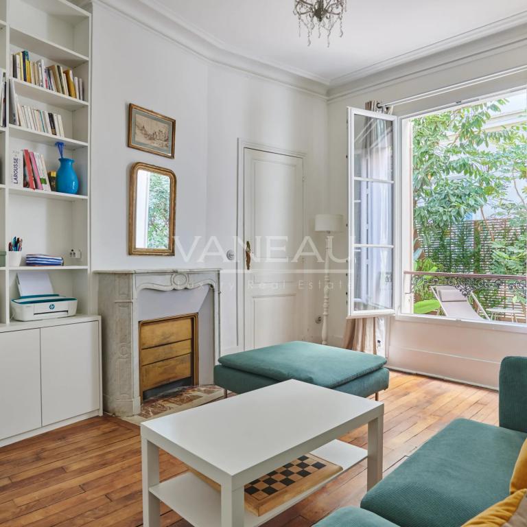 PARIS XVe - CAMBRONNE : Charmante maison avec cour arborée