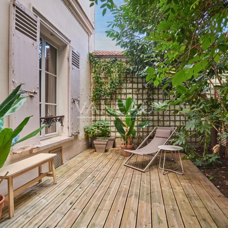 PARIS XVe - CAMBRONNE : Charmante maison avec cour arborée