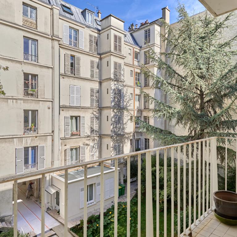 Paris V – Rue Claude Bernard – Studio avec Balcon