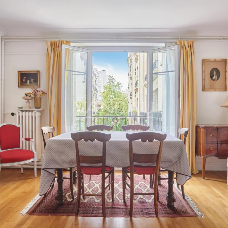 PARIS XVe - Lecourbe/Cambronne : Appartement trois pièces avec vue dégagée sur verdure