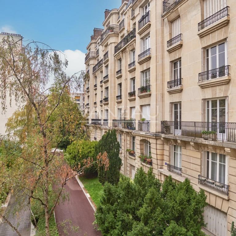 PARIS XVe - Lecourbe/Cambronne : Appartement trois pièces avec vue dégagée sur verdure