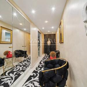 EXCLUSIVITE - NUE PROPRIETE (FEMME DE 75 ANS)  - PASSY PLAZA