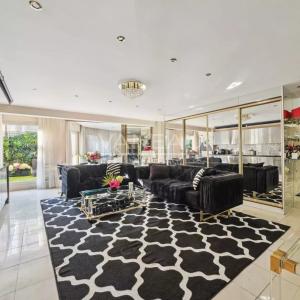 EXCLUSIVITE - NUE PROPRIETE (FEMME DE 75 ANS)  - PASSY PLAZA