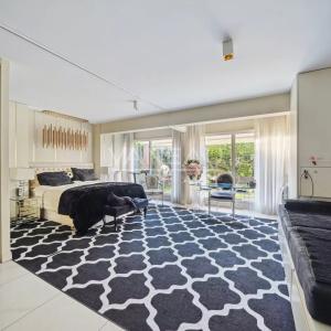 EXCLUSIVITE - NUE PROPRIETE (FEMME DE 75 ANS)  - PASSY PLAZA