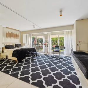 EXCLUSIVITE - NUE PROPRIETE (FEMME DE 75 ANS)  - PASSY PLAZA
