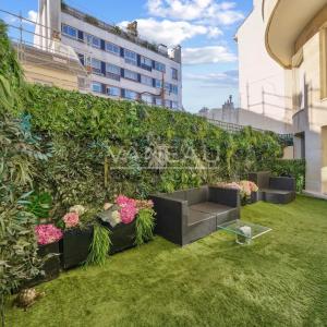 EXCLUSIVITE - NUE PROPRIETE (FEMME DE 75 ANS)  - PASSY PLAZA