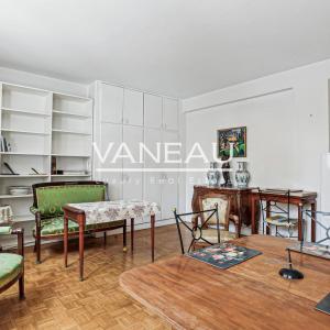 Paris XVIe - Village d'Auteuil - Local commercial bordé par une 